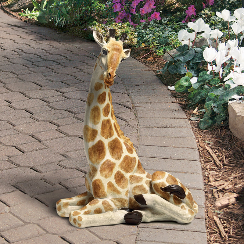 Statue Zari la girafe au repos
