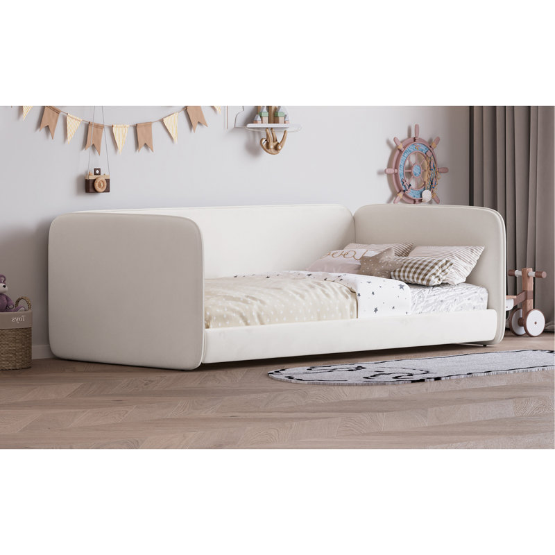 Lit simple au sol avec tête de lit et accoudoirs rembourrés, structure de lit en velours au design doux et sécuritaire, lit plateforme à profil bas avec côtés de protection, beige