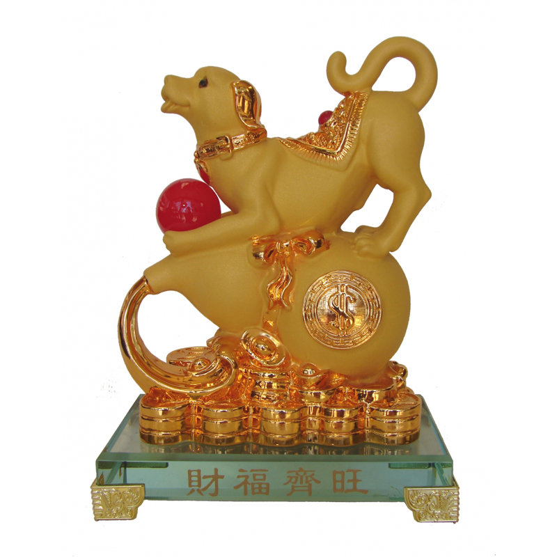Figurine de chien marchant sur le plateau de Lou Lou