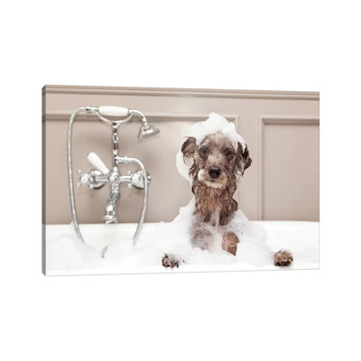 Drôle de chien prenant un bain moussant - reproduction de photo sur toile tendue