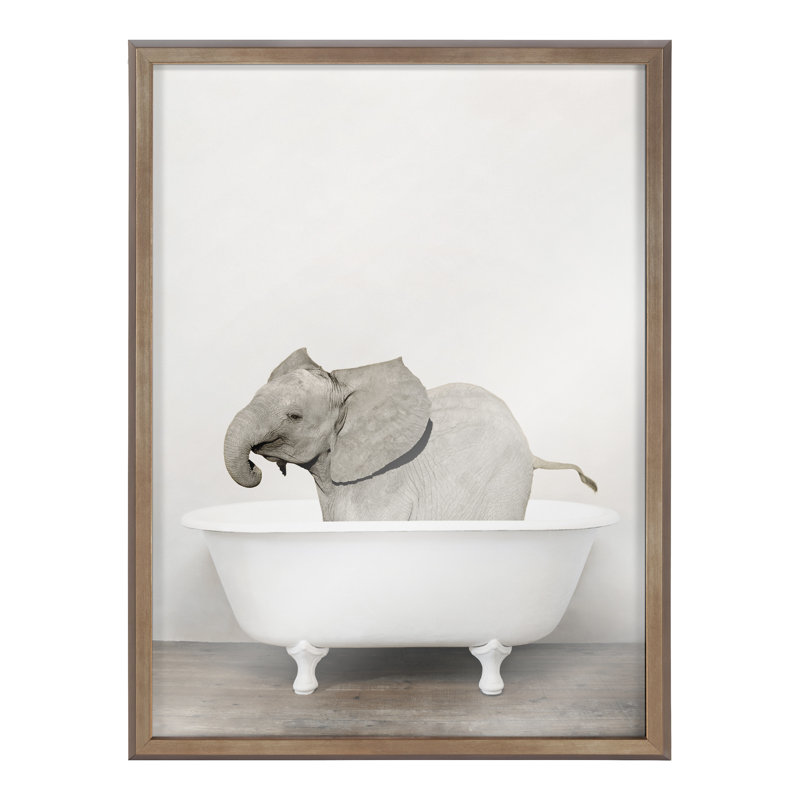 «Baby Elephant in the Tub Color» par Amy Peterson, art mural en verre encadré