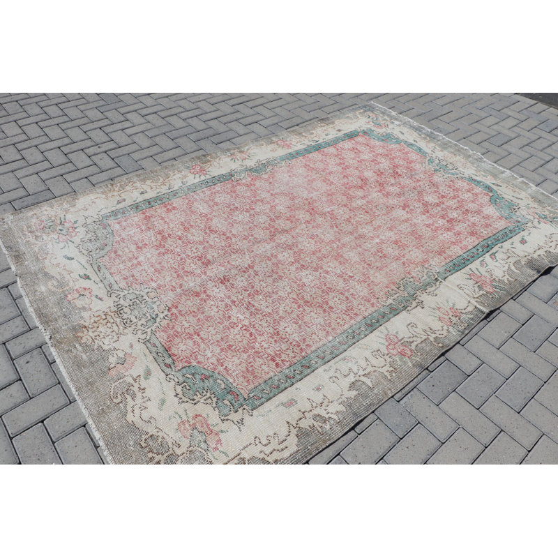 Tapis turc rétro fabriqué à la main avec une esthétique artisanale authentique, parfait pour ajouter une touche d'élégance traditionnelle à tout espace de vie