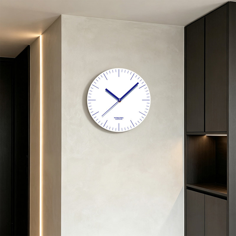 Horloge murale bleue de salon Klein