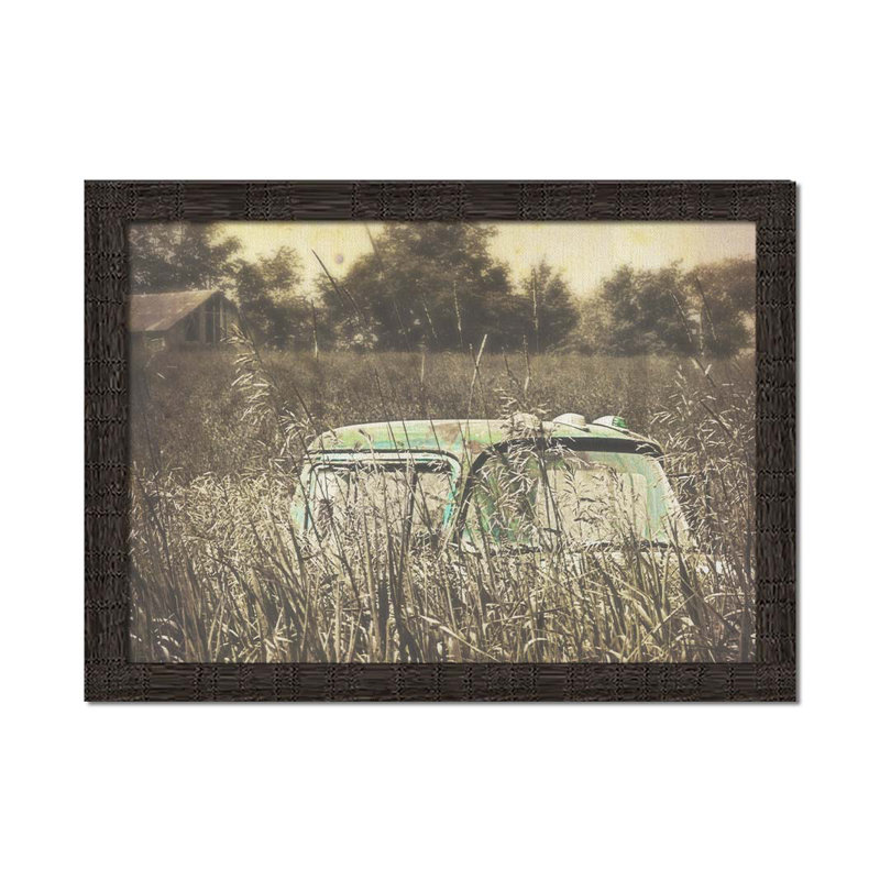 Vieux camion dans un champ de ferme par Hal Halli. Impression sur papier - Montée et encadrée avec de l'acrylique transparent