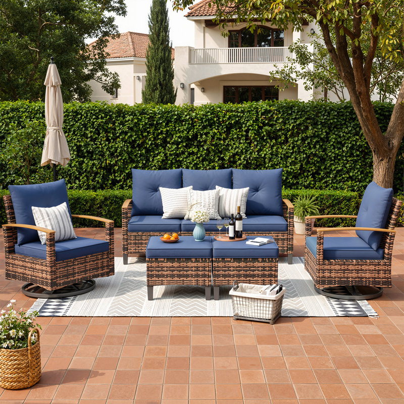 Ensemble de conversation de patio 5 pièces en résine tressée PE avec chaises pivotantes, canapé 3 places et poufs rembourrés