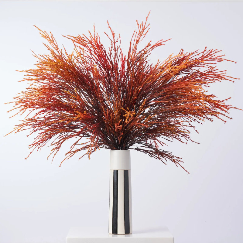 Fiery Pampas Plumes - Orange, jaune, ombre, fontaine dans un vase noir et blanc