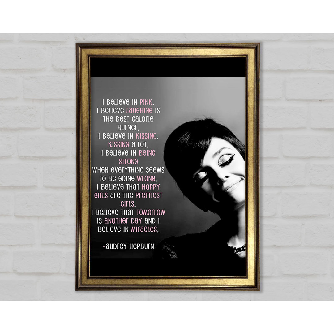 Motivationszitat Audrey Hepburn I Believe In Pink Portrait Gerahmter Druck