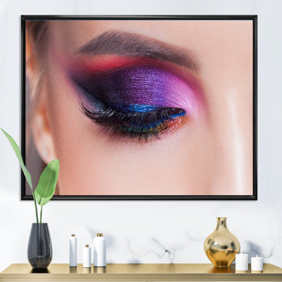 Maquillage lumineux pour les yeux dans des tons de bleu luxueux - photographie sur toile