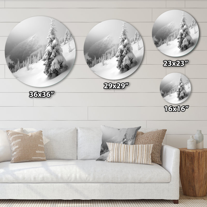Pin couvert de neige dans les Laurentides - Art mural rond en métal floral, L 16 po x H 16 po