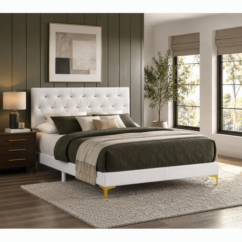 Élégant grand lit à panneau en similicuir blanc avec accents dorés et tête de lit capitonnée, parfait pour les chambres à coucher modernes et glamour.