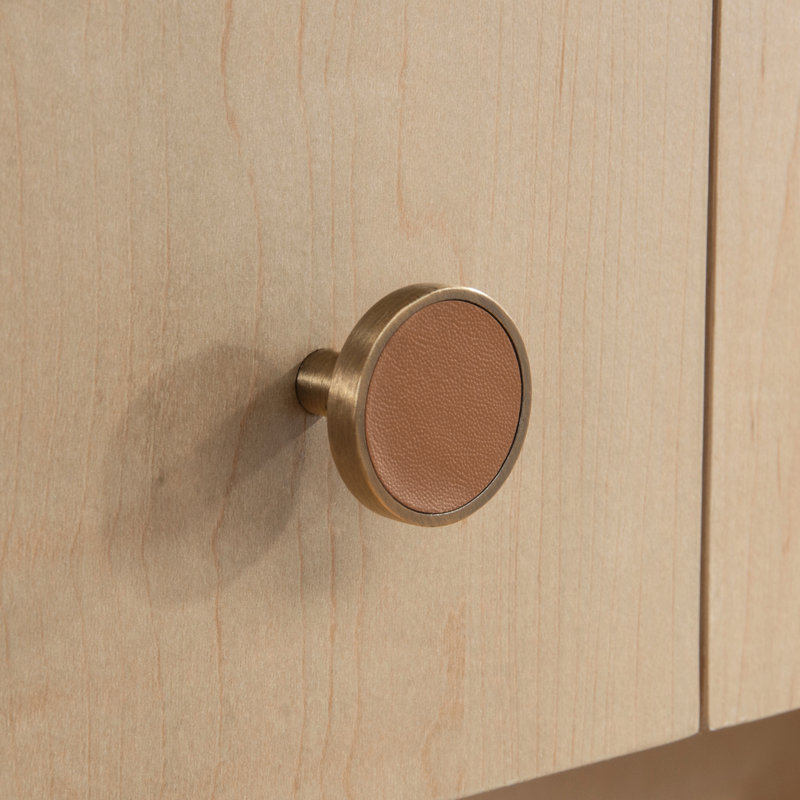 Bureau avec finition brune, panneau léger et pourtant, rangement ouvert avec deux tablettes, compartiment caché, glissières de tiroir et système de gestion des câbles, derrière les portes,