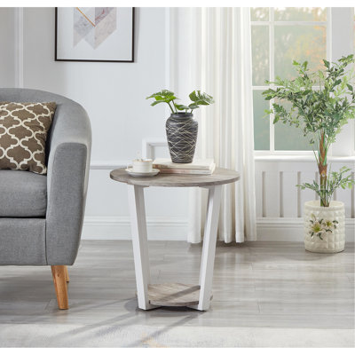 Table de bout contemporaine à tablette grise. Look élégant. . 20 po x 20,5 po Rehaussez votre intérieur. Assemblage requis Table ronde avec tablette de rangement. Construire. 20Dia. 20,5 po Transformez le décor.