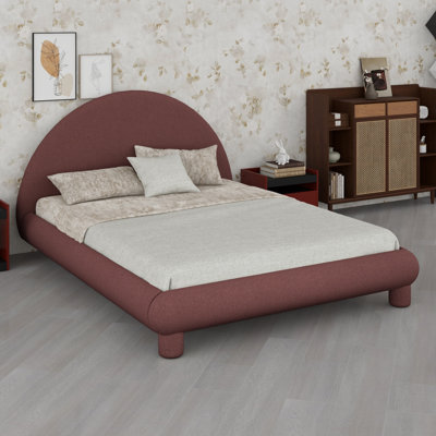Lit plateforme avec tête de lit arquée et montage rapide pour chambres d'amis ou chambres des maîtres modernes