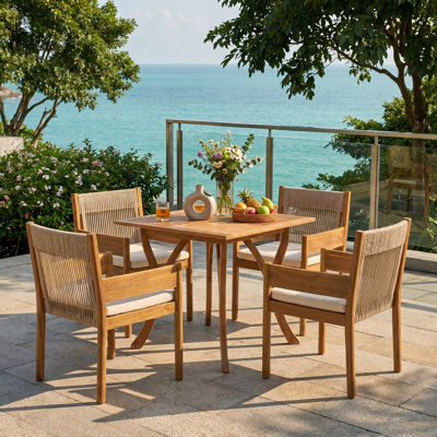 Ensemble bistro de patio Celia pour 4 personnes, style transitionnel, en bois d'acacia, avec fauteuils à accoudoirs tressés, coussins et table à lattes.