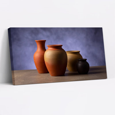 Art mural en terre cuite et vases en céramique noire sur bois