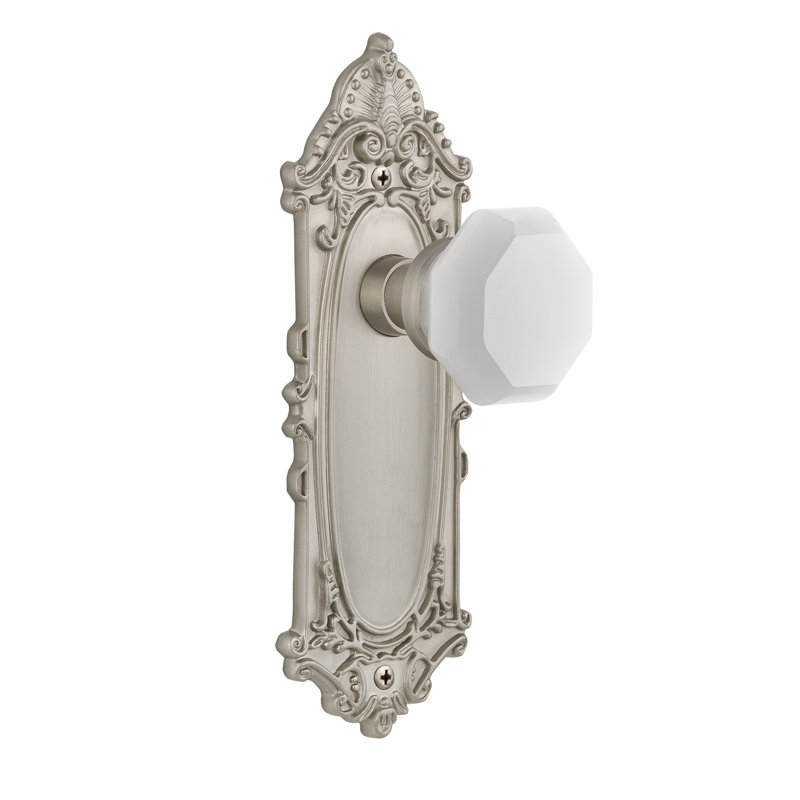 Assiette victorienne avec bouton de lait blanc Waldorf, Nickel satiné