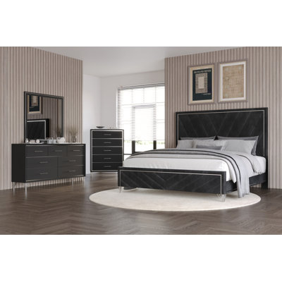 Holtzclaw 4-Piece Wood Cal King Bedroom Set With Chest, Ebony
