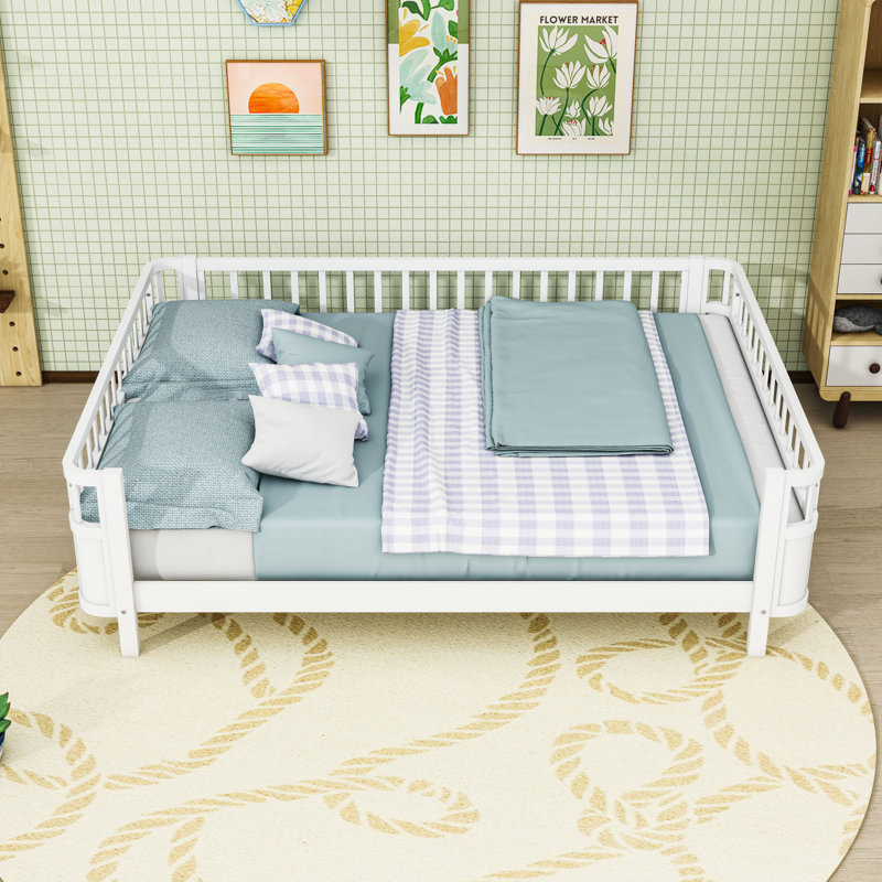 Grand lit plateforme en bois avec rails, Blanc