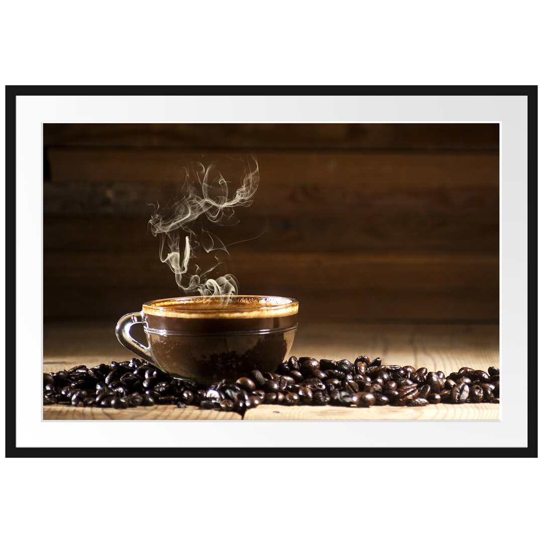 Gerahmtes Poster Kaffee zwischen Kaffeebohnen