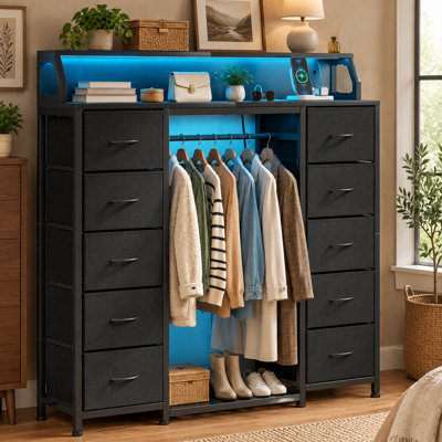 Commode noire de 130 cm (51 po) avec garde-robe, éclairage DEL, 10 tiroirs, 10 tiroirs en tissu et 2 tablettes ouvertes pour le rangement.