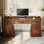 Bureau de direction de ferme avec prises de courant encastrées, bureau de bureau à domicile en bois avec tiroirs, bureau d'ordinateur rustique avec armoire de rangement, bureau de style rétro avec tiroir classeur