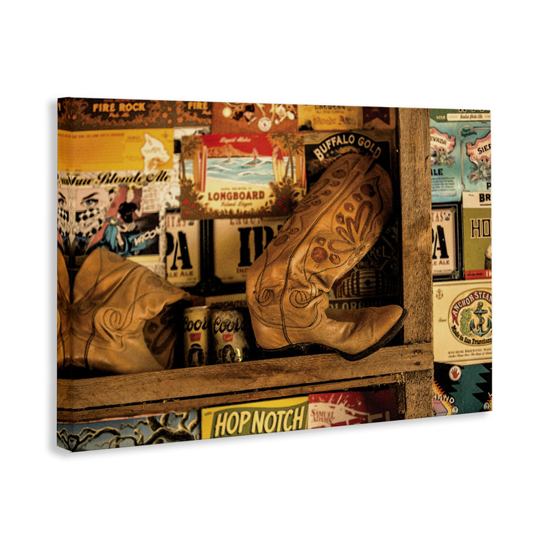 "Western bottes on Shelf" par JG Studios, H 24 po x l 36 po