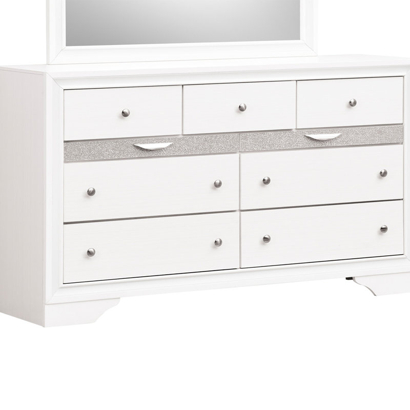 Table de chevet en bois stratifié blanc éclatant avec tiroir en feutre et garniture en acrylique argentée, parfaite pour les chambres à coucher modernes.