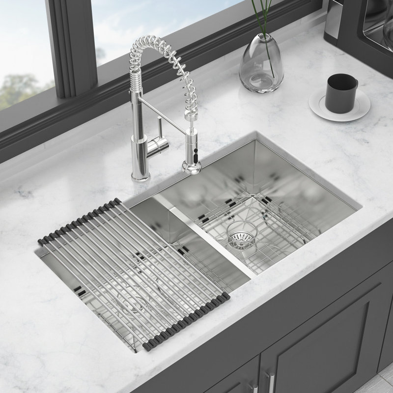 Évier de cuisine à double cuve encastrable 33 po, divisé 60/40, calibre 16, deux cuves profondes de 10 po, fait à la main avec un fond légèrement incliné, bonde arrière de 3,5 po, X rainures pour un drainage en douceur, rembourrage insonorisé de 3 m