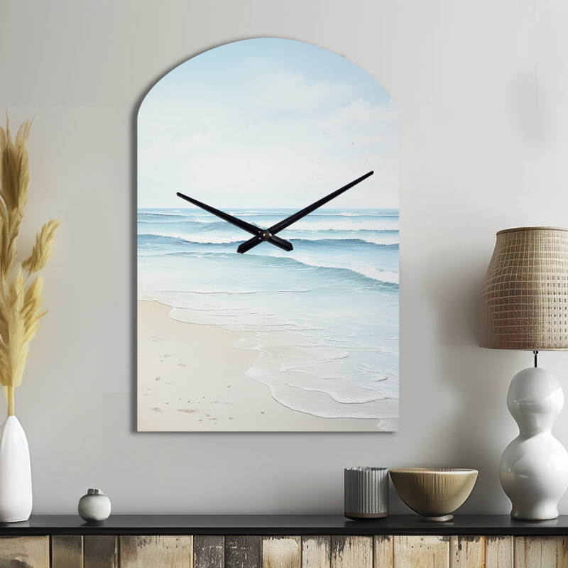 «Beach Photo Tranquil Waters I» - Horloge murale asymétrique, Moyenne