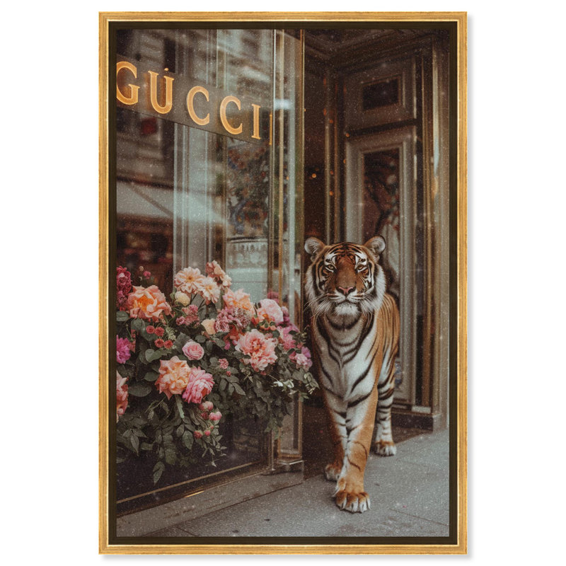 «Tiger at the Store», designer de mode sur toile par Art Remedy, H 37 po x l 25 po, Cadre doré