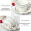 Faites l'expérience du luxe avec un ensemble de tasses à thé et soucoupes en porcelaine blanche à garniture argentée - Design élégant, style royal britannique, parfait pour recevoir à la maison