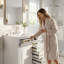 Meuble-lavabo autoportant blanc 24 po avec lavabo en céramique, tiroir escamotable et 3 tiroirs, fabriqué en bois massif et en panneau de fibres à densité moyenne-391676019