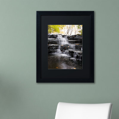 «Waterfall at Lake View» par Kurt Shaffer - reproduction de photo sur toile encadrée