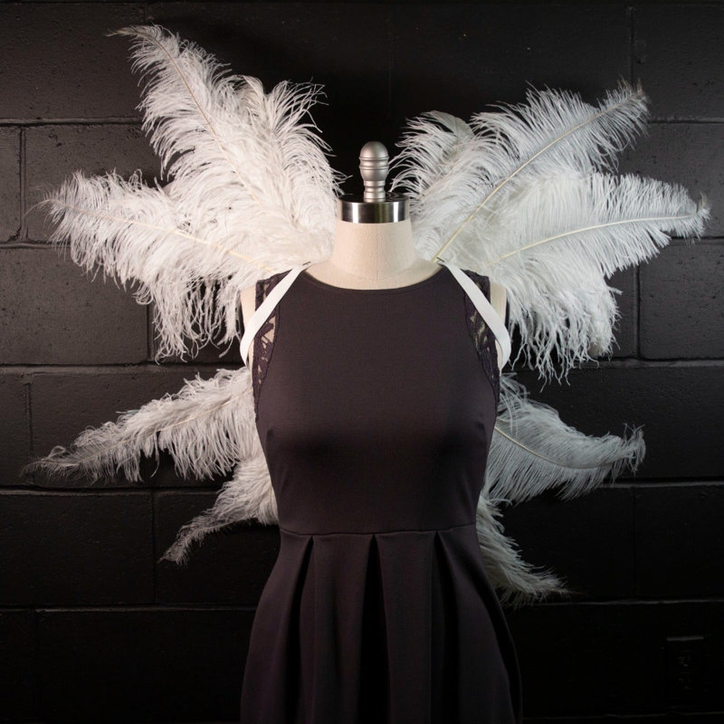 Ailes de costume de plumes d'autruche recyclées de taille moyenne - blanches