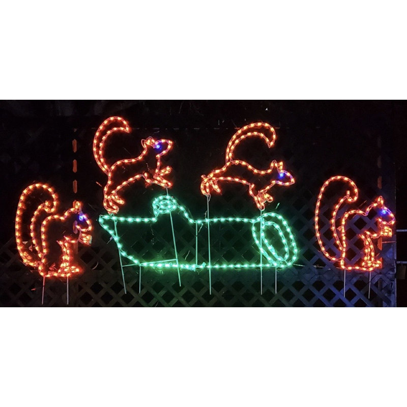 Écureuil animé sautant par-dessus une bûche illuminée