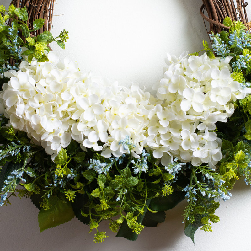 Couronne blanche à hortensias blancs, buis et printemps Astilbe, H 26 po x l 26 po x P 6 po