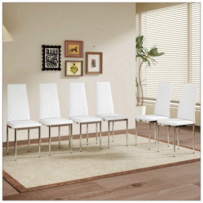 Ensemble de 4 chaises de salle à manger de style moderne en noir, essentiel pour les maisons minimalistes. Convient aux repas en famille, siège en polyuréthane, pieds en métal argenté, se fondant dans divers environnements de la maison