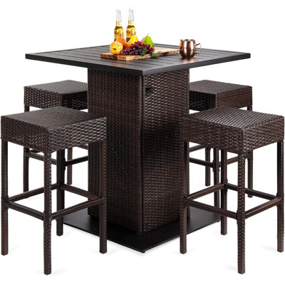 Ensemble de table de bar en osier 5 pièces pour patio, bord de piscine, cour arrière avec ouvre-bouteille intégré, tablette de rangement cachée, plateau de table en métal, 4 tabourets - brun