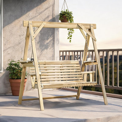 Balancelle d'extérieur avec support, finition naturelle, bois de sapin massif, 2 places, comprend des tables d'appoint et des chaînes réglables.