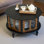 Table basse 31,5 pouces ronde à trois portes avec rangement, table basse moderne en placage de bois véritable, convient au salon, à un appartement ou au bureau, idéale pour les petits espaces