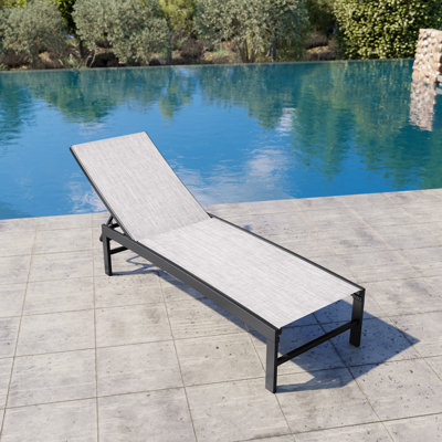 Chaise longue d'extérieur / de patio Antrea avec dossier inclinable réglable