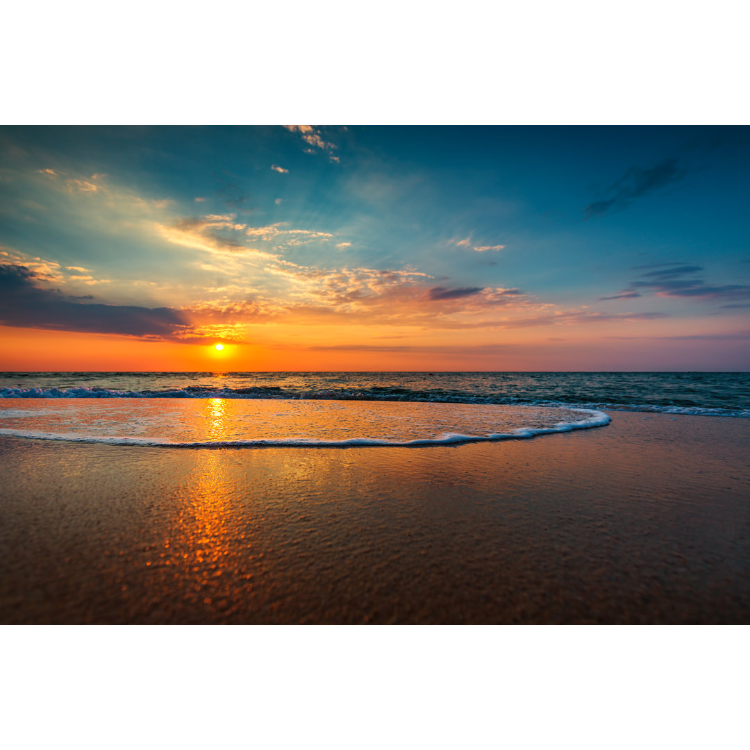 Schöner Sonnenaufgang über dem Meer