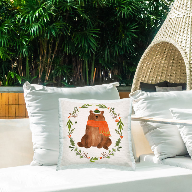 Coussin extérieur Holiday Bear Wreaf par Laura Konyndyk