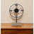 Horloge de table en métal noir avec cadre ouvert en métal