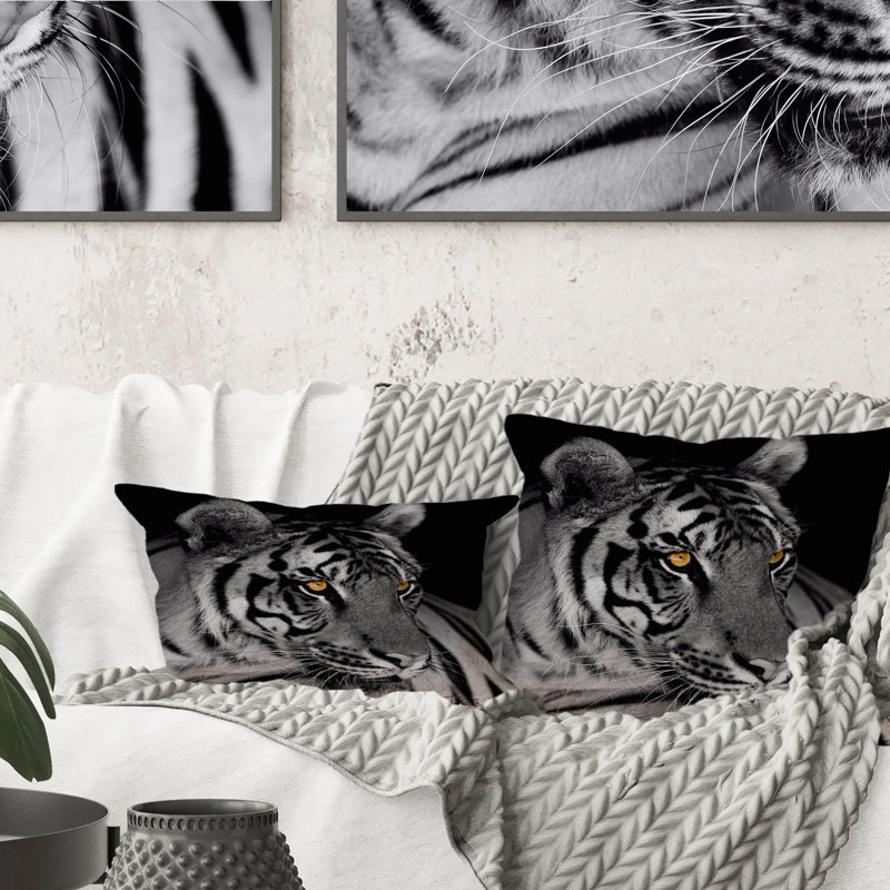 Portrait monochrome d'un tigre blanc I - coussin décoratif traditionnel imprimé