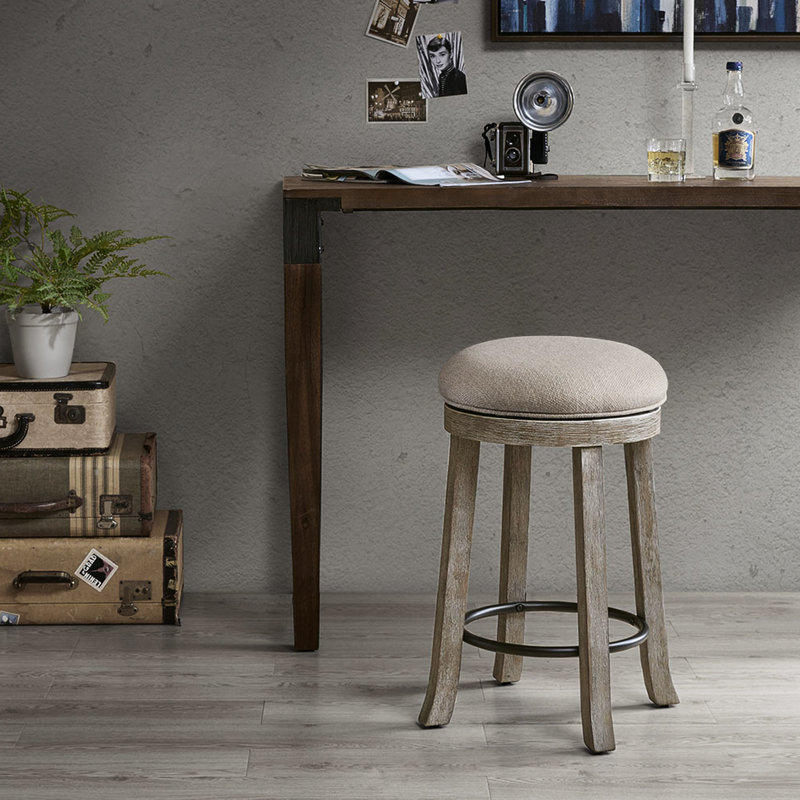 Tabouret de comptoir pivotant avec revêtement gris texturé et plaque de protection en métal avec support en bois légèrement vieilli à 360 degrés