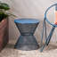 Table d'appoint - Conception en fer résilient, accent bleu marine, profondeur de 18,07 po x largeur de 18,03 po, 5,78 lb, convient aux articles relaxants des jours d'été