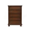 La commode et la commode avec une finition en bois et des boutons classiques combinent un charme traditionnel avec un rangement de chambre peu encombrant