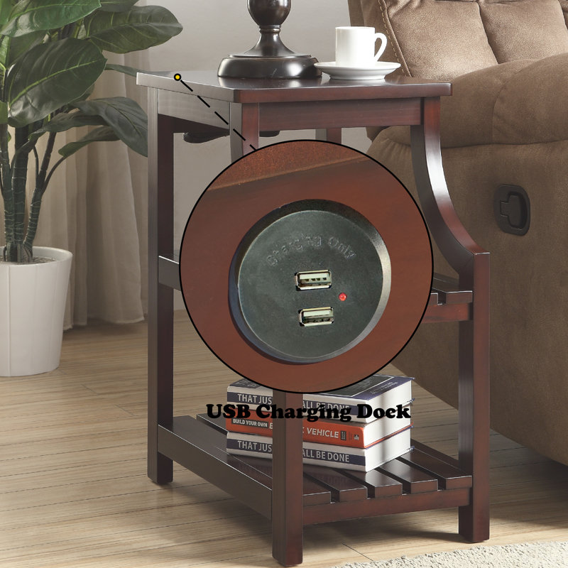 Table de bout en bois avec port USB et tablettes Raylan