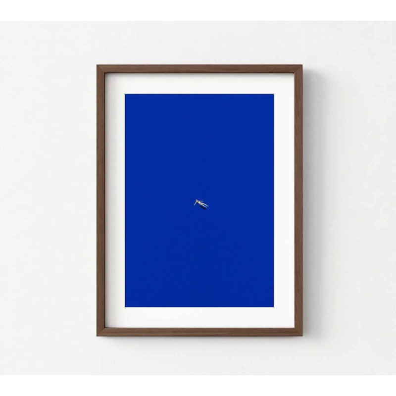 Minimal nageur en bleu - impression abstraite moderne de piscine, Reproduction encadrée avec passe-partout, Brun